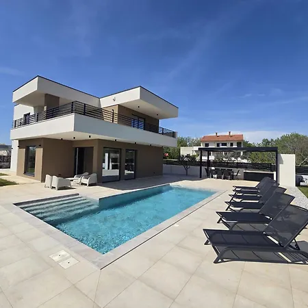 Issa Villa Orbanici